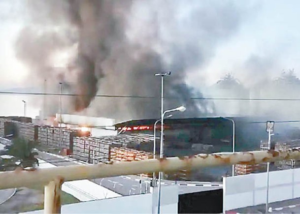 拉迪斯石油區氣體洩漏爆炸，濃煙沖天。