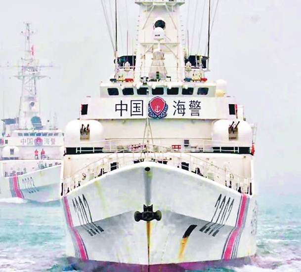 福建海警在金門附近海域維護漁民合法正當權益。