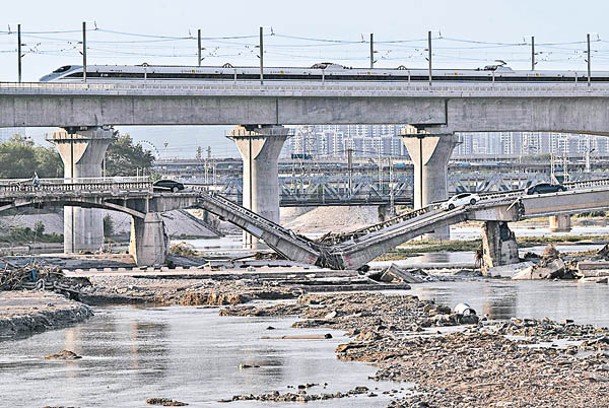 水利工程助減洪澇損失。圖為北京市有橋樑因洪災而倒塌。（Getty Images圖片）