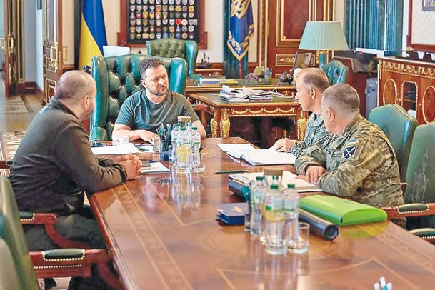烏梅羅夫（左起）、澤連斯基、西爾斯基討論前線形勢。