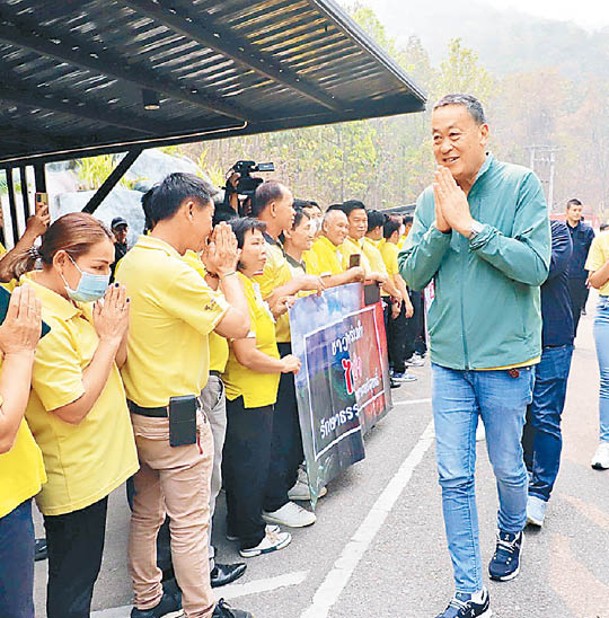 賽塔（右）訪問清邁應對空氣污染問題。