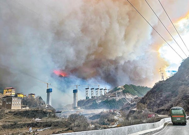 四川燒山未見緩和迹象  蔓延變3火場