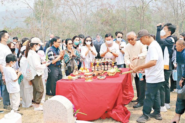 他信（中）回到清邁探親祭祖。