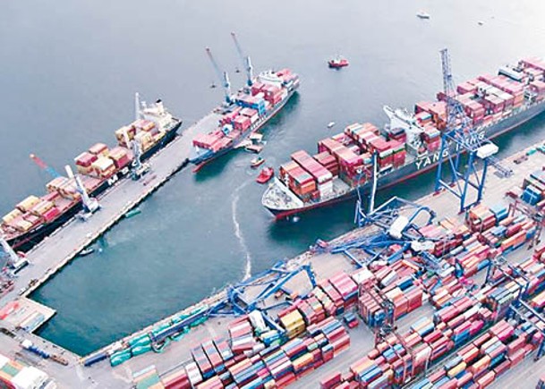 港註冊貨船故障  撞土耳其港口吊臂