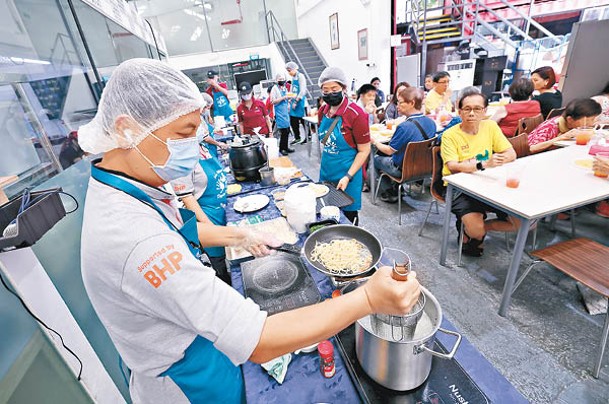 學生們一展廚藝。（新加坡《聯合早報》圖片）