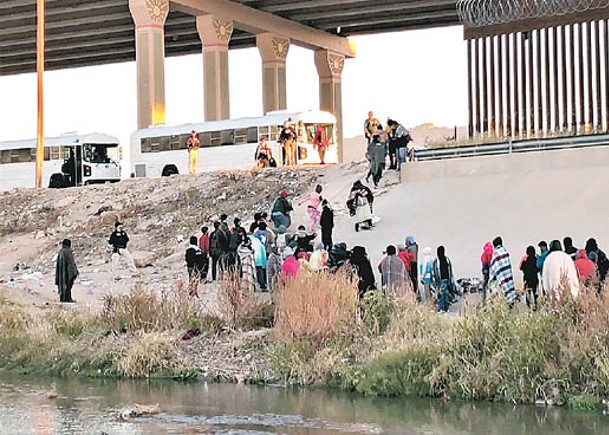 非法移民越過美墨邊境進入德州。