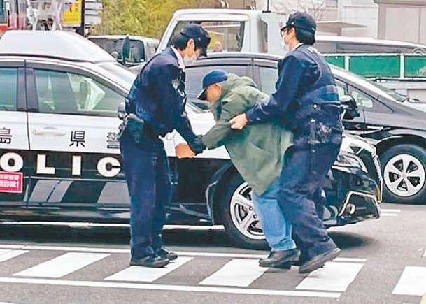 疑犯（中）施襲後被警員帶走。