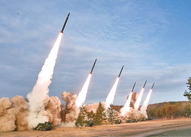北韓實施超大型火箭炮齊射訓練。