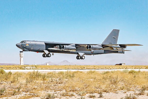 美國B52H戰略轟炸機多次掛載空射快速反應武器飛行。