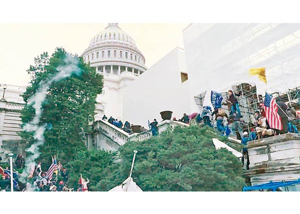示威者衝擊國會山莊。