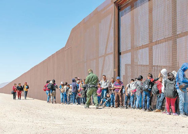 非法移民經德州從墨西哥進入美國。