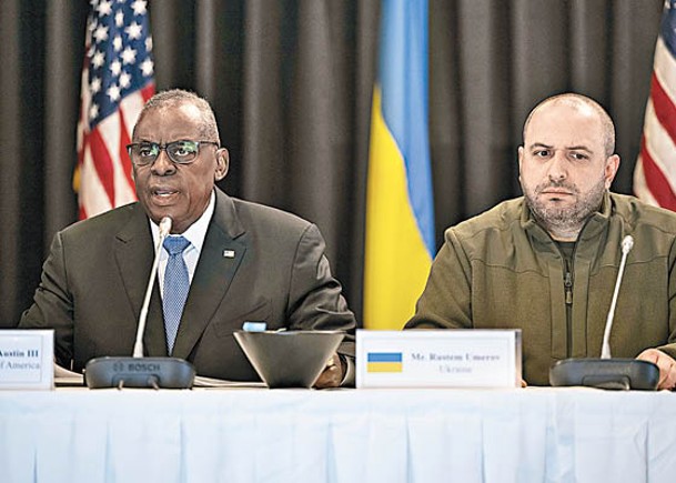 奧斯汀（左）出席烏克蘭國際支持者大會與烏防長烏梅羅夫（右）會晤。