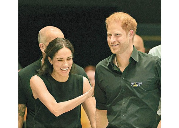 哈利王子（右）及梅根（左）被斥對已故英女王不敬。（Getty Images圖片）