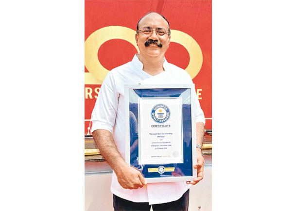 領導是次麵餅製作的廚師手持健力士世界紀錄獎狀。