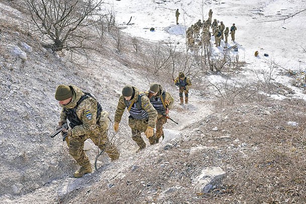 烏軍在東部行軍。（Getty Images圖片）