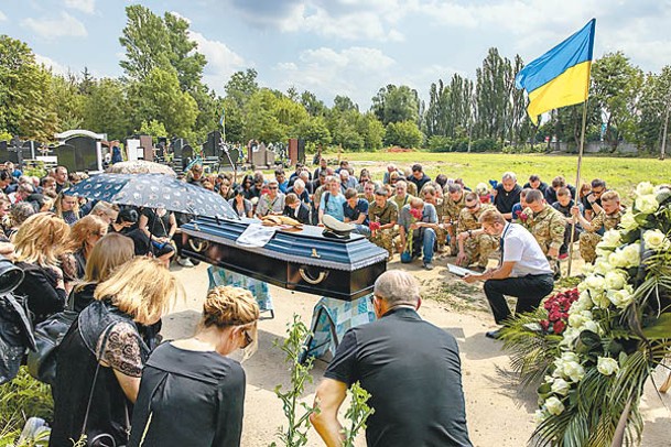 烏軍陣亡士兵落葬。（Getty Images圖片）