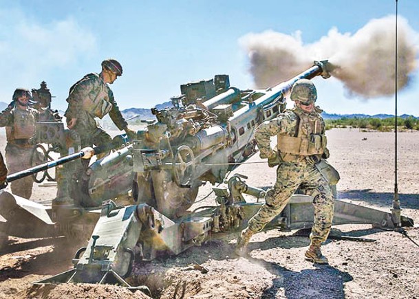 美軍M777榴彈炮發射155毫米炮彈。