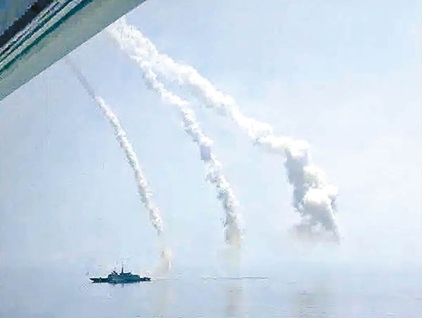 阿爾薩斯號在商船附近連續發射防空導彈。