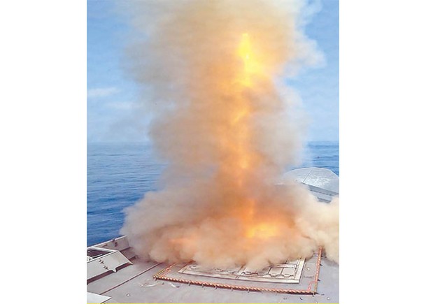 法國護衞艦阿爾薩斯號發射防空導彈迎戰來襲彈道導彈。
