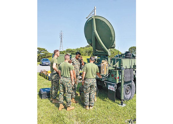 美國海軍陸戰隊在日本沖繩縣使用衞星通訊設施。