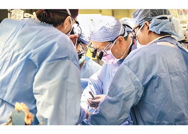 多名醫護人員為病人進行手術。