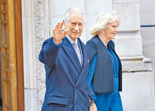 英王（左）在王后（右）的陪同下離開倫敦診所。（Getty Images圖片）