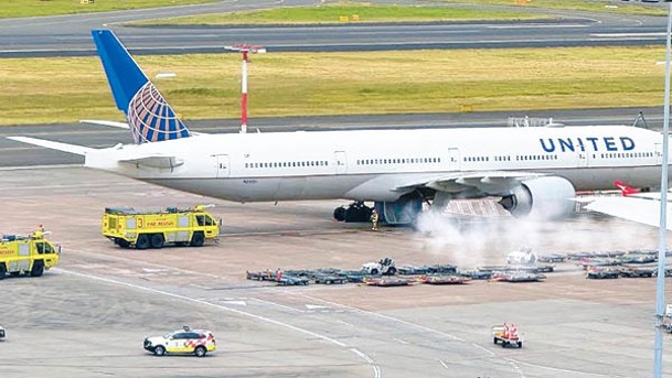 UA830客機折返悉尼。