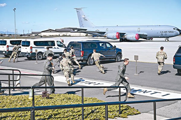 美國空軍人員準備登車前往KC135空中加油機停泊處。