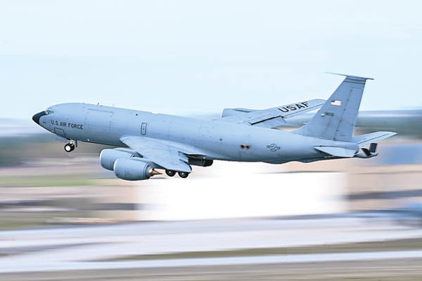 美國KC135空中加油機起飛參與演習。