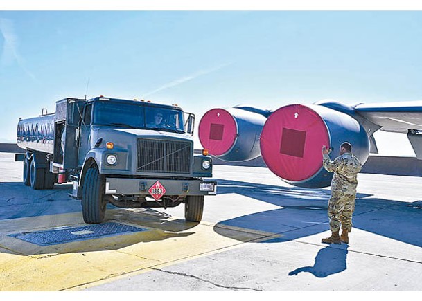 美國空軍人員為KC135空中加油機加入飛行燃料。