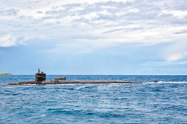美國巡航導彈核潛艇佛羅里達號停靠迪戈加西亞島。