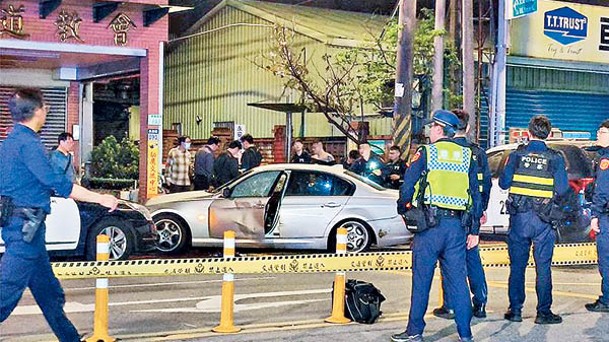 警方在楊男的車上繳獲手槍及子彈。