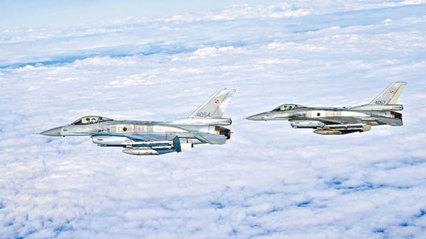 波蘭空軍F16戰機緊急升空戒備。