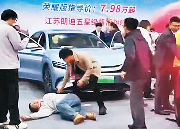 南京參展期間突啟動  電動車撞傷5人