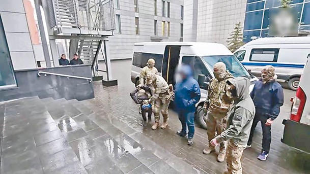 多名疑犯被帶到莫斯科州地方法院。