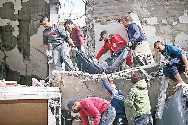 大批巴人在瓦礫中尋找死者遺體。（Getty Images圖片）