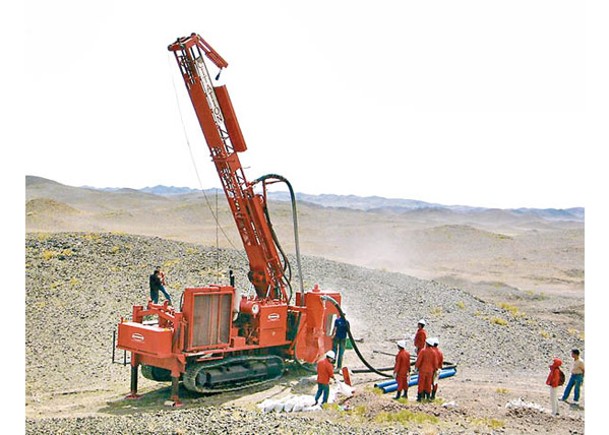 王朝黃金公司正在新疆採礦作業。