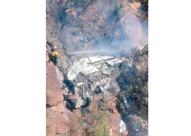 南非巴士墜50米山谷45死
