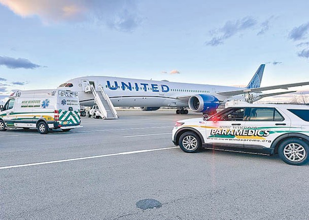 聯合航空客機着陸斯圖爾特國際機場。