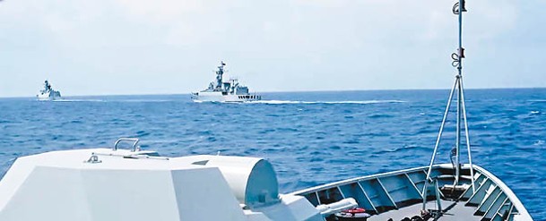 海軍某艦艇訓練中心組織多艘艦艇組成的編隊（圖）。