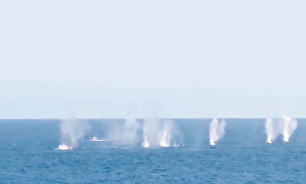 演練模擬擊沉敵對戰損武裝漁船。