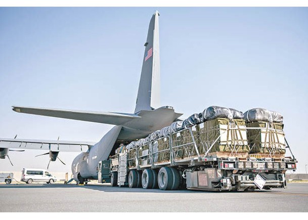美軍運輸機裝載食物，準備在加薩空投。