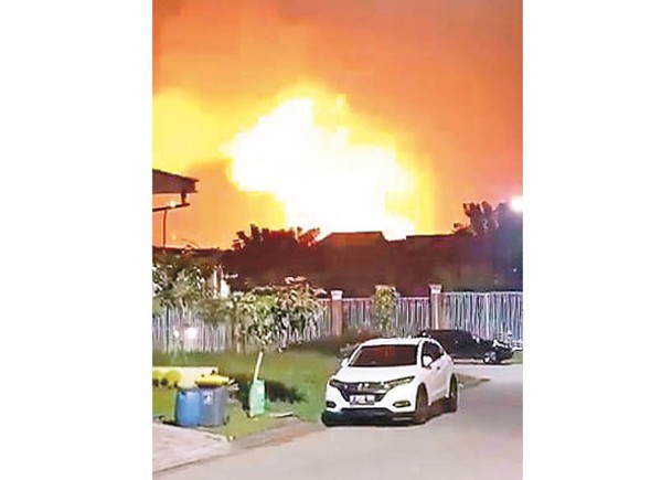 雅加達郊區有軍火庫爆炸。