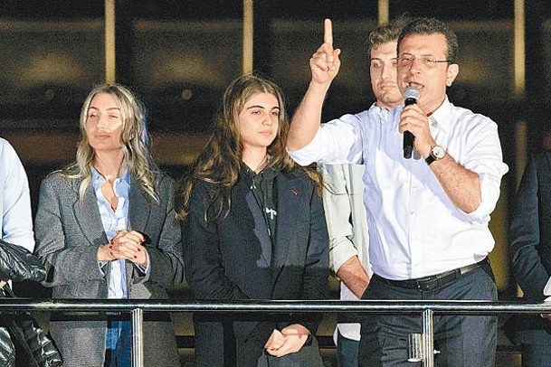 伊馬姆奧盧（右）成功保住伊斯坦布爾市長一職。（Getty Images圖片）