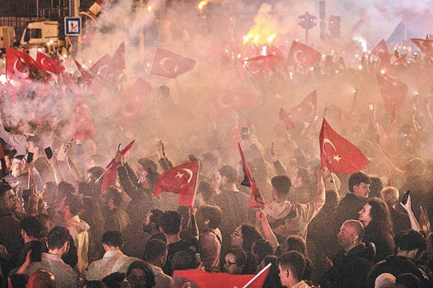 支持者在伊斯坦布爾慶祝伊馬姆奧盧勝出選舉。（Getty Images圖片）