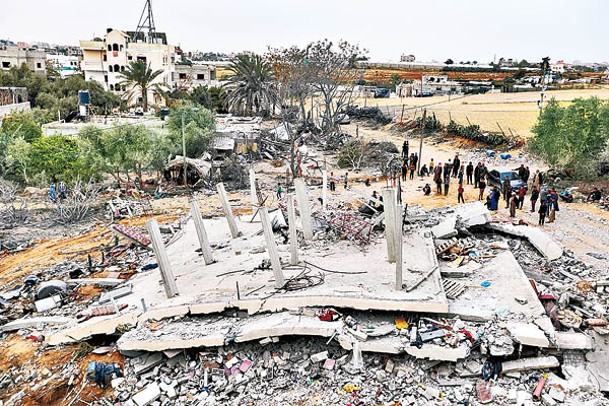 以色列對加薩地帶全境發動猛烈空襲；圖為拉法受襲後情況。（Getty Images圖片）