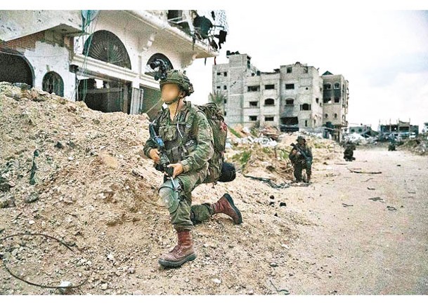 以色列士兵在加薩地帶希法醫院一帶執行任務。