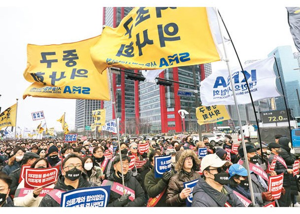 大批醫生繼續罷工抗議擴招及醫療改革。（Getty Images圖片）