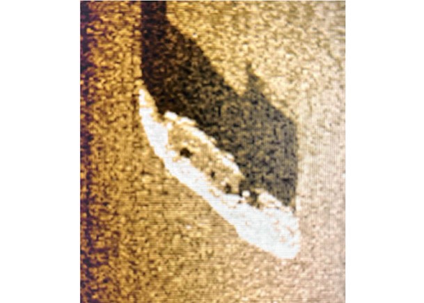 專家以側掃聲納技術掃描出密爾沃基號的水底殘骸圖像。
