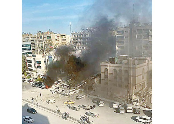 以色列空襲伊朗大使館建築物，現場中彈後冒煙。